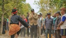 Wakil Bupati Banggai Kepulauan Serfi Kambey meninjau pengerjaan jalan dan ikut gotong royong bersama warga Desa Olusi Kecamatan Buko.(ist)