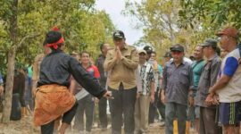 Wakil Bupati Banggai Kepulauan Serfi Kambey meninjau pengerjaan jalan dan ikut gotong royong bersama warga Desa Olusi Kecamatan Buko.(ist)