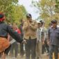 Wakil Bupati Banggai Kepulauan Serfi Kambey meninjau pengerjaan jalan dan ikut gotong royong bersama warga Desa Olusi Kecamatan Buko.(ist)
