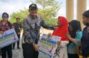Wakil Bupati Banggai Kepulauan Serfi Kambey menyalurkan Bantuan Sosial Pangan Daerah (PANADA) dari Dinsos Sulteng kepada 40 penyandang disabilitas. (ft : kmf)