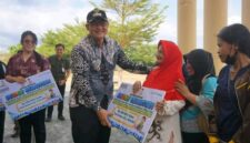 Wakil Bupati Banggai Kepulauan Serfi Kambey menyalurkan Bantuan Sosial Pangan Daerah (PANADA) dari Dinsos Sulteng kepada 40 penyandang disabilitas. (ft : kmf)