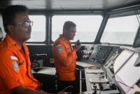  Gunung Anak Krakatau kembali erupsi saat tim SAR gabungan melakukan pencarian lima jurnalis yang hilang kontak di perairan Selat Sunda. (CNN Indonesia)