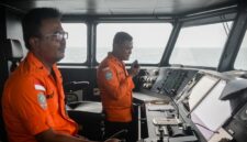 Gunung Anak Krakatau kembali erupsi saat tim SAR gabungan melakukan pencarian lima jurnalis yang hilang kontak di perairan Selat Sunda. (CNN Indonesia)