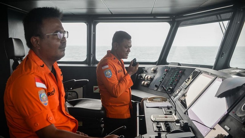 Gunung Anak Krakatau kembali erupsi saat tim SAR gabungan melakukan pencarian lima jurnalis yang hilang kontak di perairan Selat Sunda. (CNN Indonesia)
