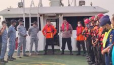 Polri menyisir Selat Sunda hingga Gunung Anak Krakatau untuk mencari 8 korban hilang kontak kapal cepat KM Arupadatu 1. (CNN Indonesia)