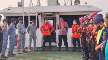 Polri menyisir Selat Sunda hingga Gunung Anak Krakatau untuk mencari 8 korban hilang kontak kapal cepat KM Arupadatu 1. (CNN Indonesia)