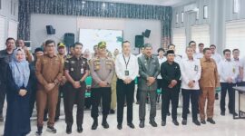 Sekda Tojo Una-Una Alfian Matajeng mewakili Bupati Ilham Lawidu bersama Wakil Ketua Pengadilan Negeri Poso Kelas IB Syahreza Papelma menandatangani Nota Kesepakatan pelaksanaan sidang di luar gedung pengadilan di Tojo Una-Una,berlangsung di Ruang Rapat kantor Bupati setempat, Senin sore, (7/9/2026).