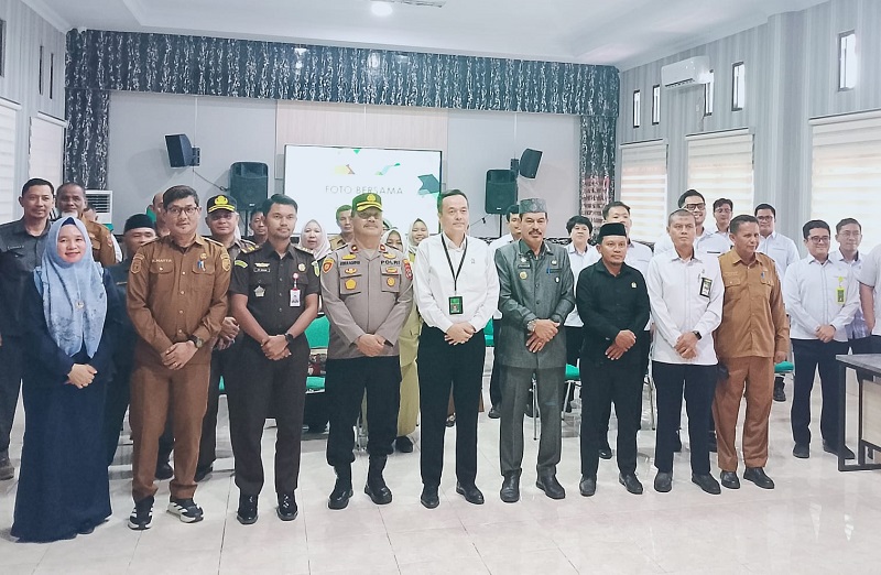 Sekda Tojo Una-Una Alfian Matajeng mewakili Bupati Ilham Lawidu bersama Wakil Ketua Pengadilan Negeri Poso Kelas IB Syahreza Papelma menandatangani Nota Kesepakatan pelaksanaan sidang di luar gedung pengadilan di Tojo Una-Una,berlangsung di Ruang Rapat kantor Bupati setempat, Senin sore, (7/9/2026).