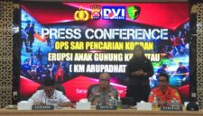 Keluarga ABK Surakman merasa sedih sekaligus terobati usai jenazahnya ditemukan di Enggano, sementara Gubernur Banten imbau warga jauhi Krakatau. (CNN Indonesia)