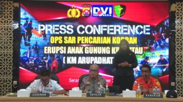 Keluarga ABK Surakman merasa sedih sekaligus terobati usai jenazahnya ditemukan di Enggano, sementara Gubernur Banten imbau warga jauhi Krakatau. (CNN Indonesia)