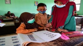  Kementerian Pendidikan Dasar dan Menengah (Kemendikdasmen) mengimbau seluruh warga sekolah untuk mengutamakan keselamatan dan kesehatan dalam menghadapi bencana erupsi Anak Gunung Krakatau. 