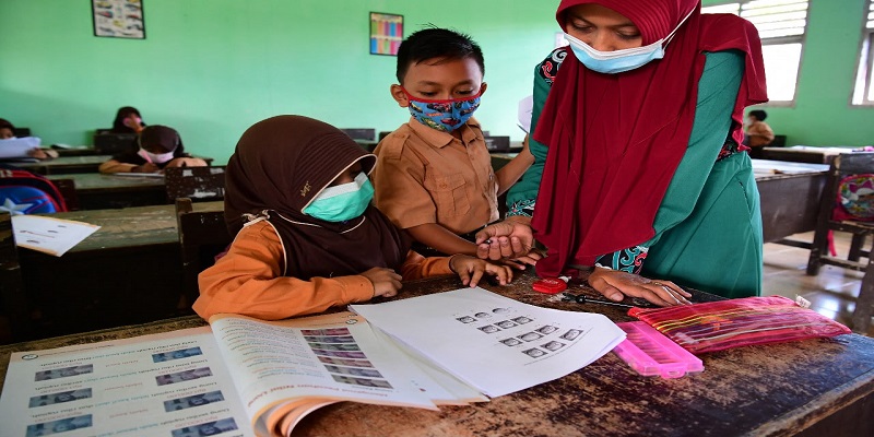 Kementerian Pendidikan Dasar dan Menengah (Kemendikdasmen) mengimbau seluruh warga sekolah untuk mengutamakan keselamatan dan kesehatan dalam menghadapi bencana erupsi Anak Gunung Krakatau.