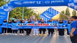 Camat Ampana Kota H.M. Awali, mewakili Ketua Panitia Andi Ahmad Syaiful, mengangkat bendera start saat melepas peserta Fun Run 3K Pocari Sweat Run Virtual Mini Offline 2026 di kawasan CFD Taman JH Ampana, Minggu (20/9/2026).