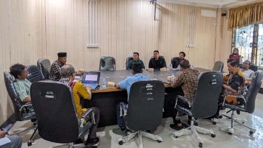 Komisi II DPRD Bangkep menggelar RDP bersama Pemda dan PLN Salakan untuk membahas pelayanan Dermaga Komba-Komba serta kendala kelistrikan daerah. (Pemka Bangkep)