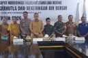 Wakil Bupati Banggai Kepulauan, Serfi Kambey, memimpin rapat evaluasi penanganan siaga darurat hidrometeorologi, pada Selasa (1/9/2026)