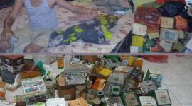 Pelaku pencurian berikut barang bukti puluhan kotak amal yang ditemukan di rumah pelaku.  ft:(Rumah Yatim Riau)