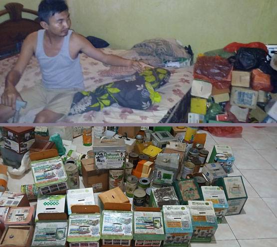 Pelaku pencurian berikut barang bukti puluhan kotak amal yang ditemukan di rumah pelaku. ft:(Rumah Yatim Riau)