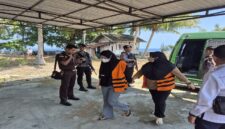 Persiapan sidang keliling oleh Kasi Pidum Kejari Tojo Una-Una saat mempersiapkan pelaksanaan sidang keliling di luar gedung Pengadilan Negeri Poso, Kabupaten Tojo Una-Una, Senin (7/9/2026).