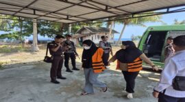Persiapan sidang keliling oleh Kasi Pidum Kejari Tojo Una-Una saat mempersiapkan pelaksanaan sidang keliling di luar gedung Pengadilan Negeri Poso, Kabupaten Tojo Una-Una, Senin (7/9/2026).