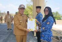 Bupati Banggai Kepulauan Rusli Moidady menyerahkan SK PNS 100 persen dan mewajibkan seluruh ASN mengurus KTP daerah setempat, Senin (21/9/2026).