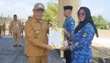 Bupati Banggai Kepulauan Rusli Moidady menyerahkan SK PNS 100 persen dan mewajibkan seluruh ASN mengurus KTP daerah setempat, Senin (21/9/2026).
