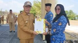 Bupati Banggai Kepulauan Rusli Moidady menyerahkan SK PNS 100 persen dan mewajibkan seluruh ASN mengurus KTP daerah setempat, Senin (21/9/2026).