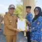 Bupati Banggai Kepulauan Rusli Moidady menyerahkan SK PNS 100 persen dan mewajibkan seluruh ASN mengurus KTP daerah setempat, Senin (21/9/2026).