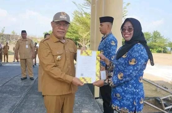 Bupati Banggai Kepulauan Rusli Moidady menyerahkan SK PNS 100 persen dan mewajibkan seluruh ASN mengurus KTP daerah setempat, Senin (21/9/2026).