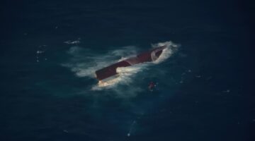 Tim penyelam Kopaska TNI AL berhasil menyelami KM Virgo Transport 8 di Laut Jawa untuk memeriksa kondisi kapal dan memasang bui rambu.(CNN Indonsia/Arsip TNI AL)