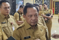 Mendagri Tito Karnavian menerjunkan tim untuk memediasi konflik DPRD Tapteng dengan Bupati Masinton Pasaribu terkait wacana pemakzulan. (CNN Indonesia)