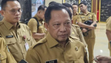 Mendagri Tito Karnavian menerjunkan tim untuk memediasi konflik DPRD Tapteng dengan Bupati Masinton Pasaribu terkait wacana pemakzulan. (CNN Indonesia)