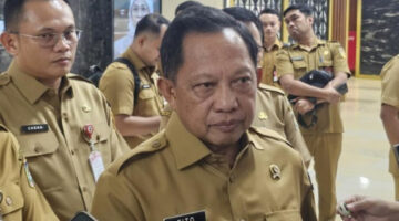 Mendagri Tito Karnavian menerjunkan tim untuk memediasi konflik DPRD Tapteng dengan Bupati Masinton Pasaribu terkait wacana pemakzulan. (CNN Indonesia)