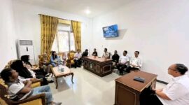 Wabup Bangkep Serfi Kambey menerima aspirasi pedagang UMKM Taman Kota Salakan terkait penataan dan penertiban tempat usaha, Rabu (16/9/26).