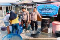 Polresta Banggai menyalurkan 12.000 liter air bersih menggunakan rantis AWC untuk warga terdampak kekeringan di Desa Boyou Luwuk Utara, Senin (19/10/2026). ( FT: Rival)