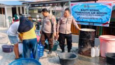 Polresta Banggai menyalurkan 12.000 liter air bersih menggunakan rantis AWC untuk warga terdampak kekeringan di Desa Boyou Luwuk Utara, Senin (19/10/2026). ( FT: Rival)
