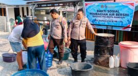 Polresta Banggai menyalurkan 12.000 liter air bersih menggunakan rantis AWC untuk warga terdampak kekeringan di Desa Boyou Luwuk Utara, Senin (19/10/2026). ( FT: Rival)