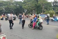 Satlantas Polresta Banggai bagikan masker gratis di Luwuk. (Ft : Rival)
