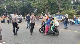 Satlantas Polresta Banggai bagikan masker gratis di Luwuk. (Ft : Rival)