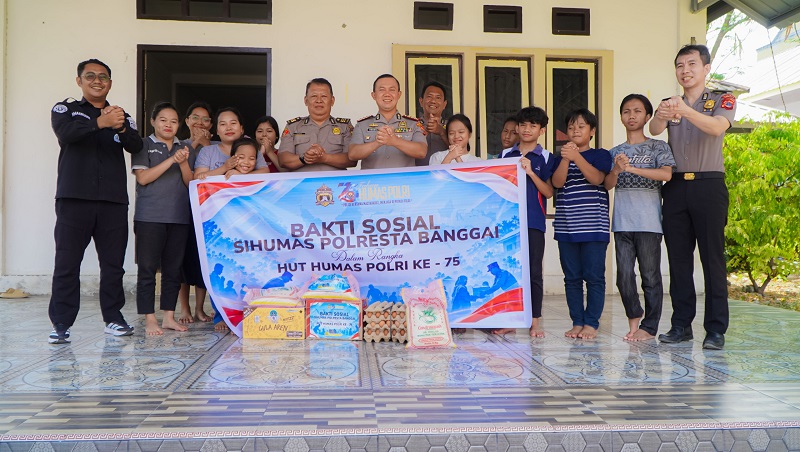 Polresta Banggai bagikan paket sembako ke dua panti asuhan di Kota Luwuk dalam rangka memperingati HUT Humas Polri ke-75 tahun 2026.(FT: Rival L)