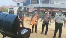 Kejaksaan Negeri Tojo Una-Una memusnahkan barang bukti dari 30 perkara yang telah berkekuatan hukum tetap, termasuk 105,29 gram sabu-sabu dari 19 perkara narkotika, di halaman Kantor Kejari Tojo Una-Una, Rabu (14/10/2026).