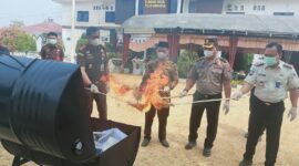 Kejaksaan Negeri Tojo Una-Una memusnahkan barang bukti dari 30 perkara yang telah berkekuatan hukum tetap, termasuk 105,29 gram sabu-sabu dari 19 perkara narkotika, di halaman Kantor Kejari Tojo Una-Una, Rabu (14/10/2026).