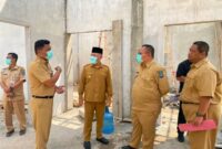 Bupati Bangkep Rusli Moidady dan Sekda Muh Aris Susanto meninjau pembangunan gedung VVIP RSUD Trikora Salakan guna tingkatkan mutu pelayanan.(Pemda Bangkep)