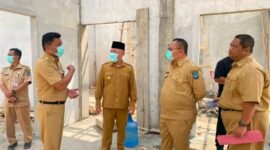 Bupati Bangkep Rusli Moidady dan Sekda Muh Aris Susanto meninjau pembangunan gedung VVIP RSUD Trikora Salakan guna tingkatkan mutu pelayanan.(Pemda Bangkep)