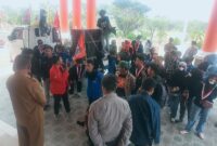 Jajaran Polres Tojo Una-Una mengawal aksi Aliansi Gerakan Rakyat dan Mahasiswa (GERAM) saat menyampaikan aspirasi di Kantor Bupati Tojo Una-Una, Senin (19/10/2026).