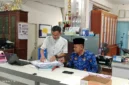 Petugas Kelurahan Tarok Dipo, Bukittinggi, melakukan perbaikan data akibat lonjakan desil kesejahteraan melalui aplikasi SIKS-NG.(ft : Bedainnew)