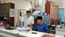 Petugas Kelurahan Tarok Dipo, Bukittinggi, melakukan perbaikan data akibat lonjakan desil kesejahteraan melalui aplikasi SIKS-NG.(ft : Bedainnew)