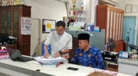 Petugas Kelurahan Tarok Dipo, Bukittinggi, melakukan perbaikan data akibat lonjakan desil kesejahteraan melalui aplikasi SIKS-NG.(ft : Bedainnew)
