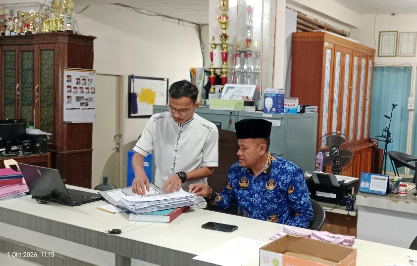 Petugas Kelurahan Tarok Dipo, Bukittinggi, melakukan perbaikan data akibat lonjakan desil kesejahteraan melalui aplikasi SIKS-NG.(ft : Bedainnew)