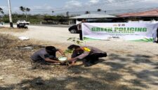 Polresta Banggai tanam bibit pohon di pesisir Pantai Desa Biak Luwuk Utara melalui Green Policing demi cegah abrasi laut.