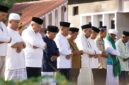 Pemda Banggai Kepulauan bersama Kemenag dan masyarakat menggelar Sholat Istisqa di Taman Kota Salakan guna memohon turunnya hujan di tengah kemarau, Jumat (2/10/26). 